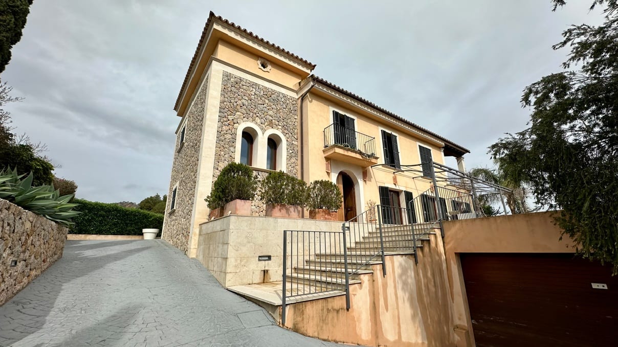 Charming Finca Walking Distance to Es Capdellà