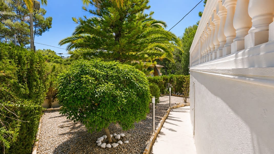 Villa for Sale in Santa Ponsa with Private Garden
