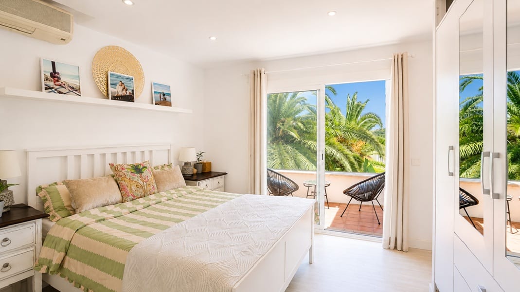 Villa for Sale in Santa Ponsa with Private Garden
